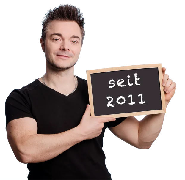 Oliver Gehrmann (Gründer nexTab) mit einem Schild, auf dem "seit 2011" steht.
