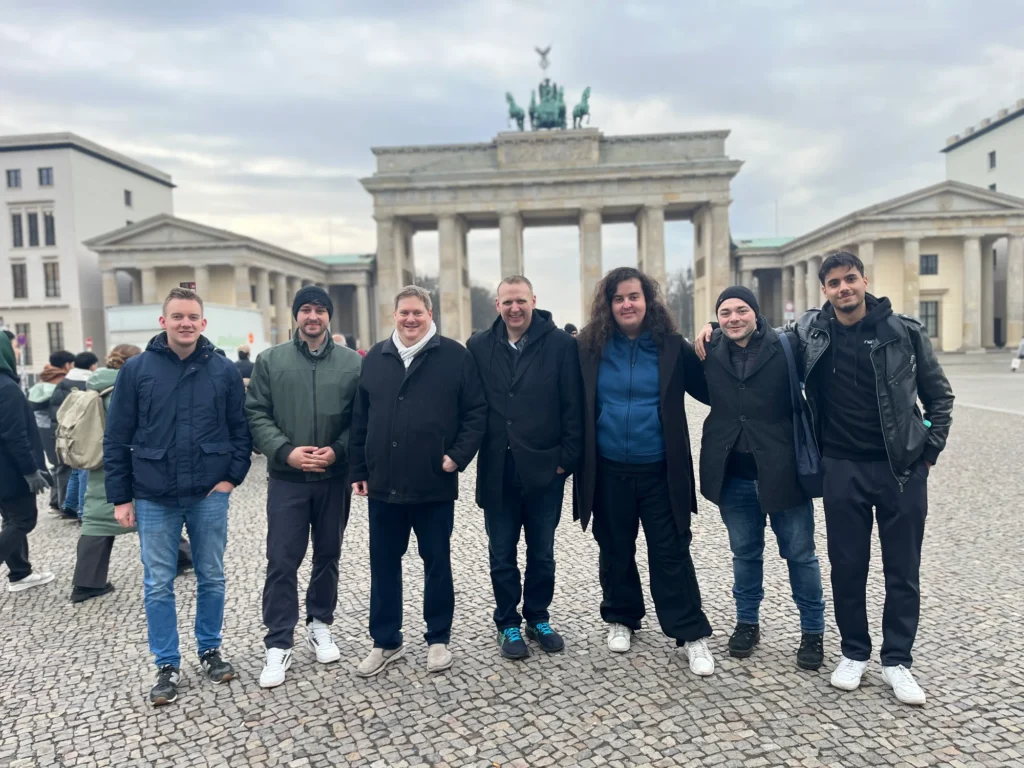 Sieben Teammitglieder von nexTab vor dem Brandenburger Tor