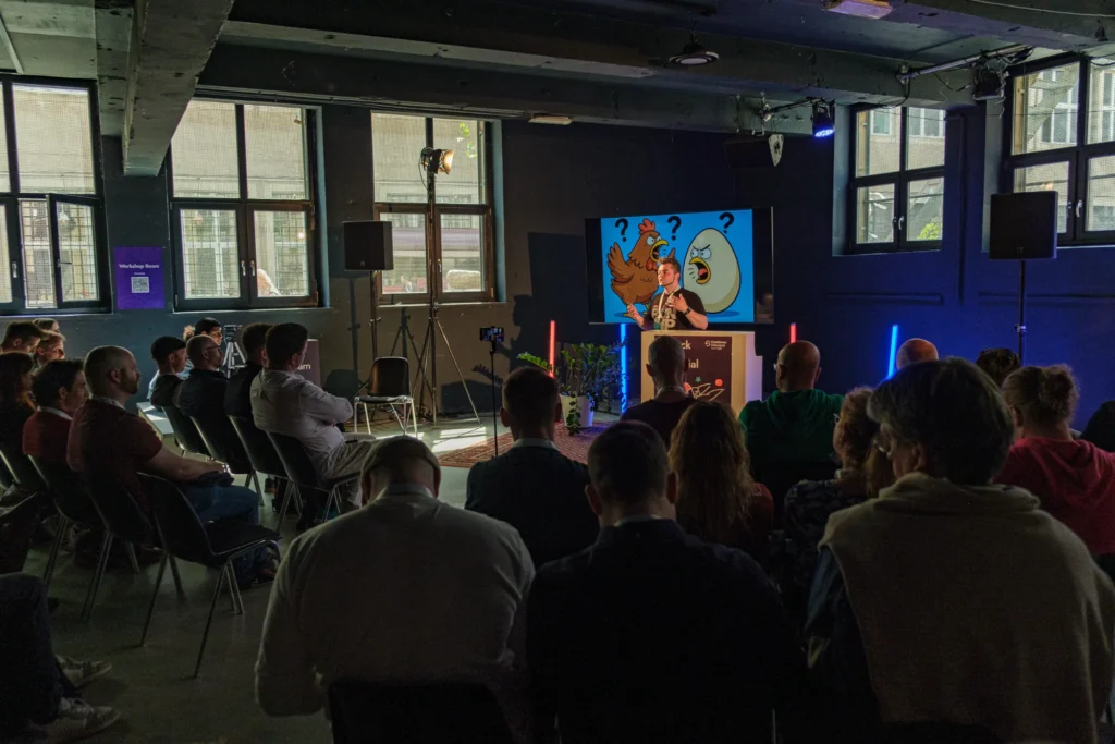 Oli hält im Workshop-Raum der Freelance Unlocked einen Vortrag vor sitzendem Publikum